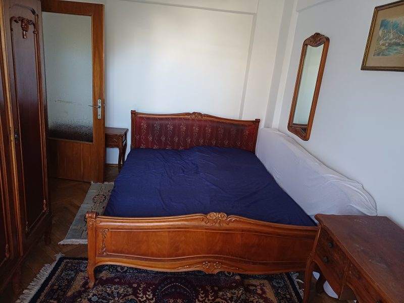 Ofer loc în cameră în apartament 3 camere, etaj intermediar, în Iași, zona Centru