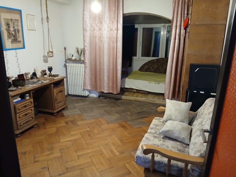 Ofer cameră single în apartament 4+ camere, etaj intermediar, în București, zona Cartierul Armenesc