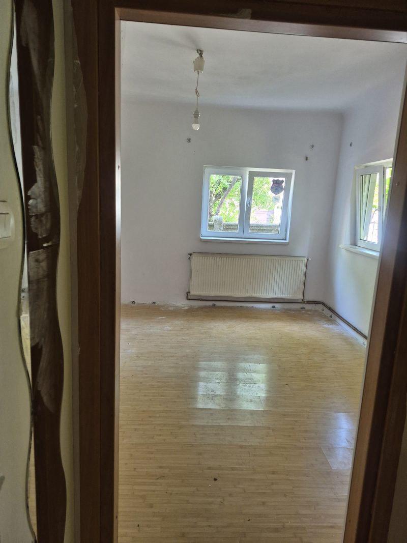 Ofer cameră single în apartament 2 camere, parter, în București, zona Andronache