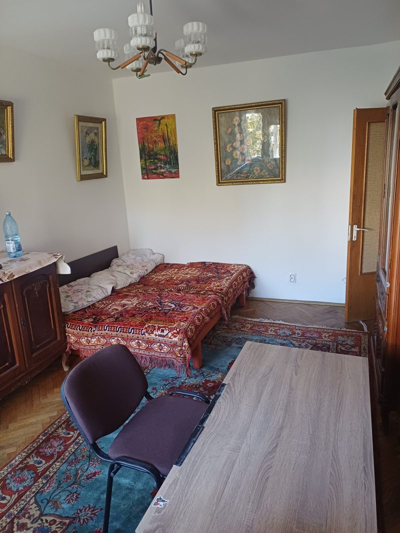 Ofer cameră single în apartament 3 camere, etaj intermediar, în Iași, zona Centru